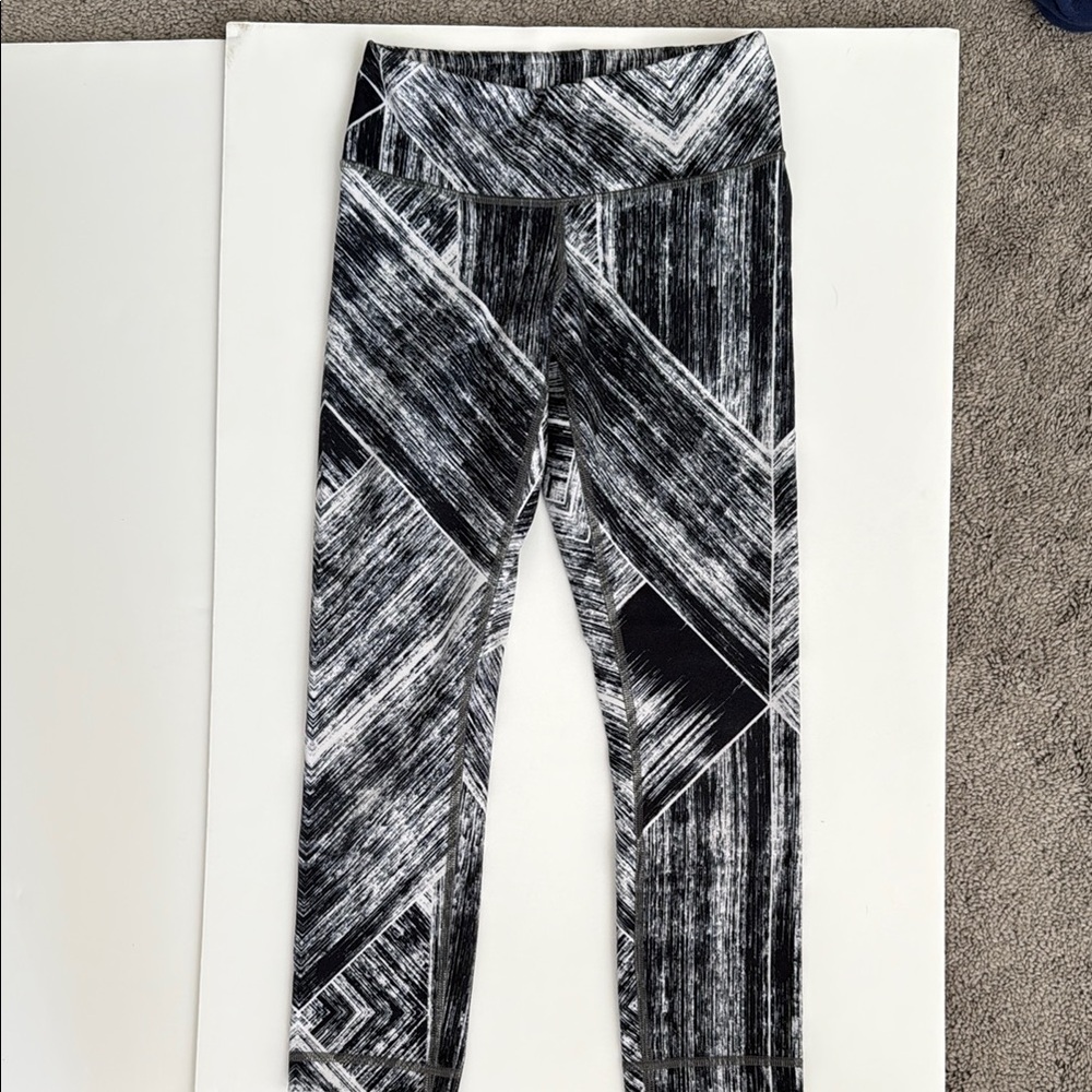 Black and White Geometric Leggings